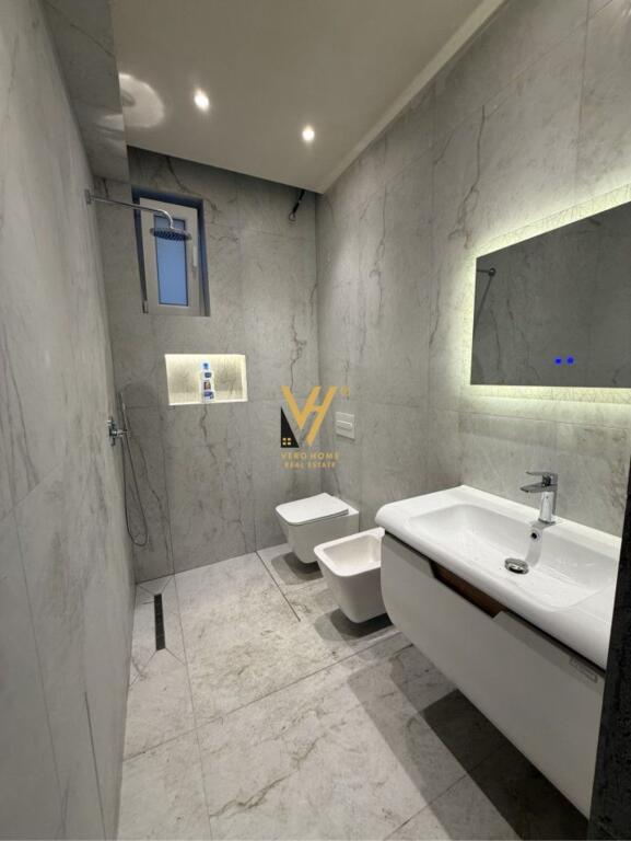 BUSINESS BUILDING FOR RENT 440 M2 ON NAIM FRASHERI STREET  200,000 LEKE