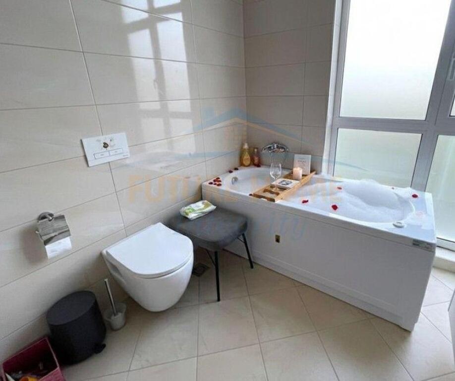 Qera, Vilë 2-Katëshe me pishinë, Farkë, Tiranë.