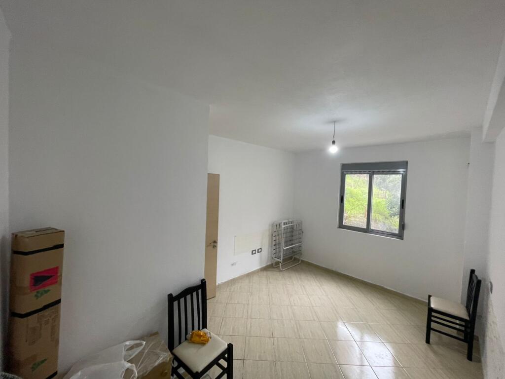Shitet Apartament 1+1 – Shkëmbi i Kavajës, vetëm 100 m nga deti!