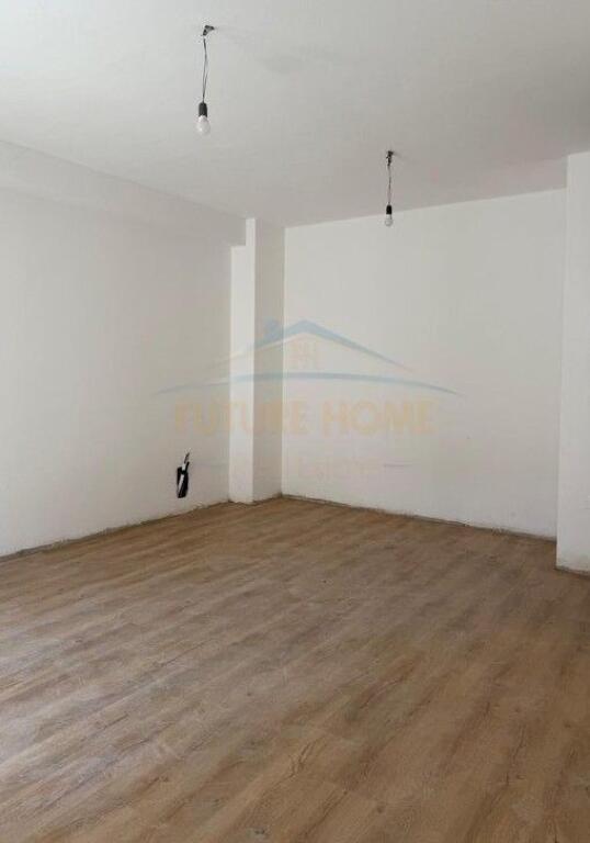 Qira, Ambient , Kompleksi Aura, Tiranë