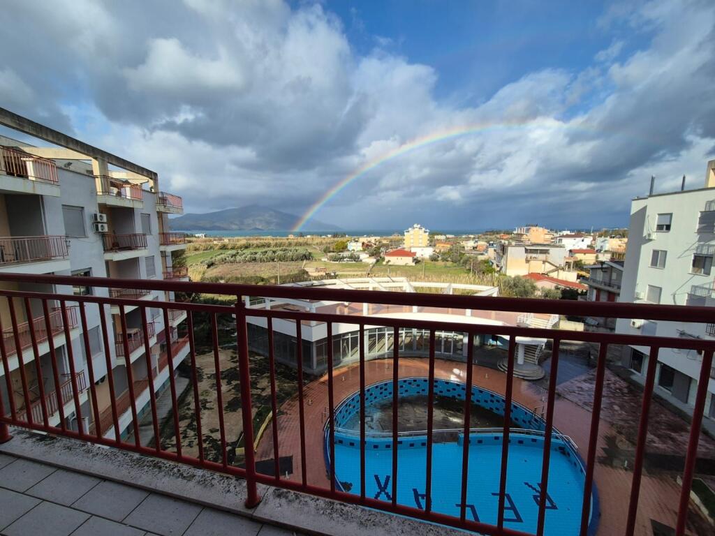 💥 SHITET OKAZION : Apartament 1+1&amp; Bllk. 📍Orikum - Rr. E Dukatit (65,000€) S. 65.85 | Kati 5 | Ultra Pamje nga Deti 🌊