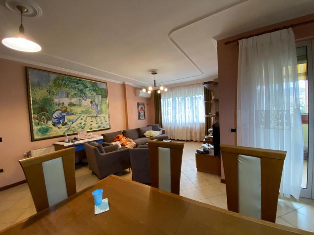 🏠 Jepet me qira apartament 3+1+2