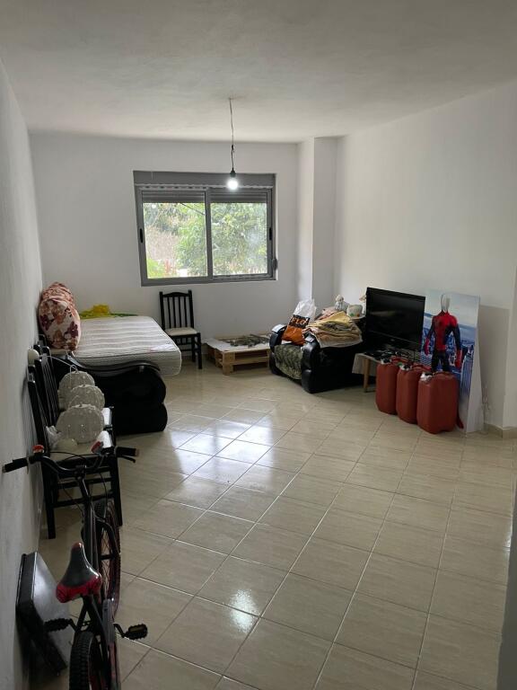 Shitet Apartament 1+1 – Shkëmbi i Kavajës, vetëm 100 m nga deti!