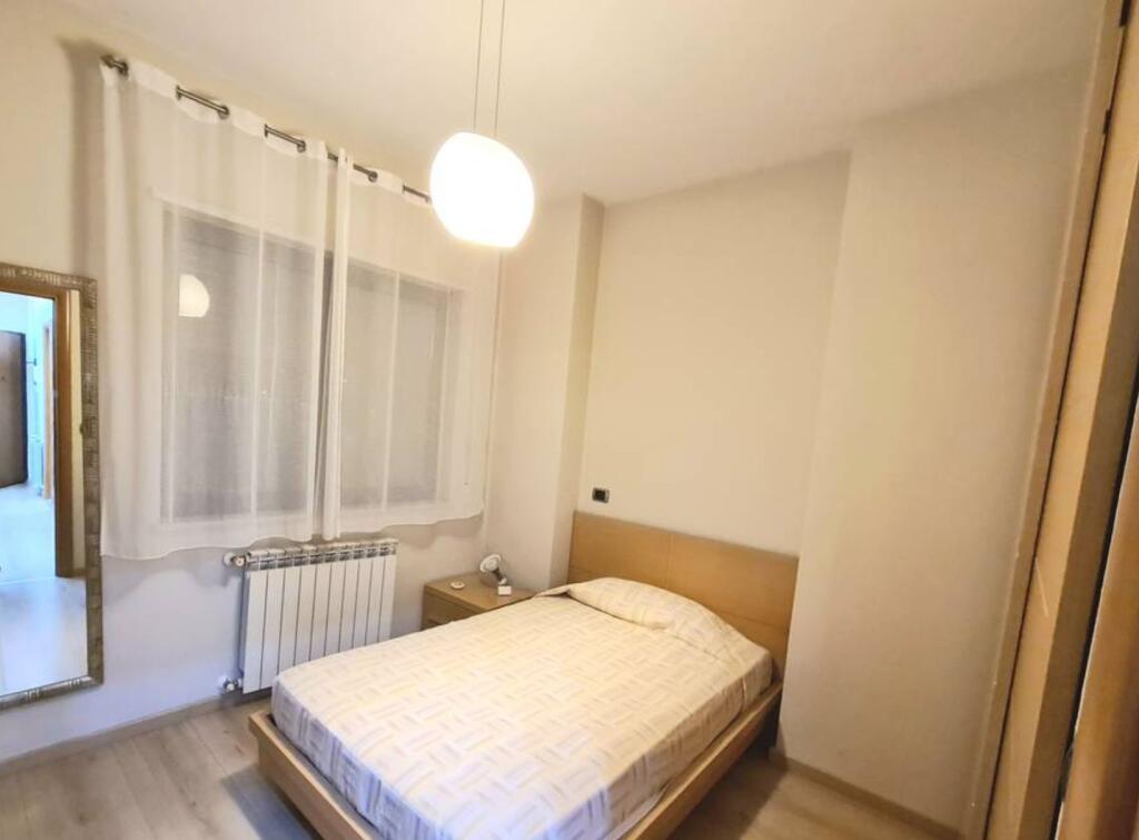 Apartament 2+1 për Qira pranë Liqenit Artificial – Pallati “Triangolo”🌆