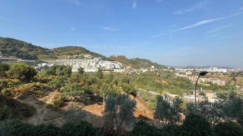 Vendesi appartamento tipo duplex  2 posti auto A Kodra e Diellit