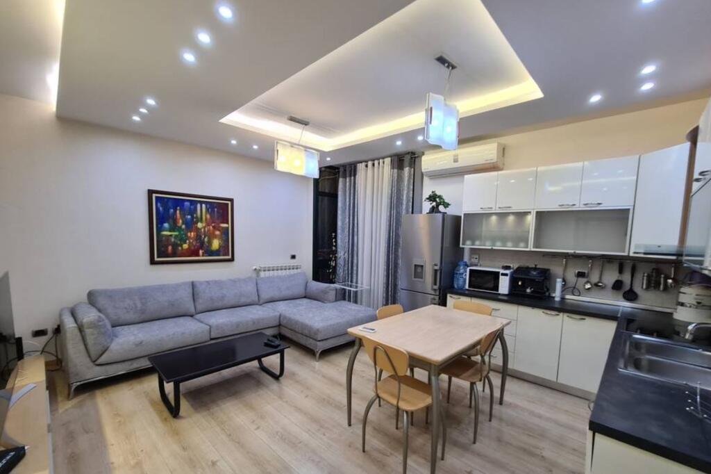 Apartament 2+1 për Qira pranë Liqenit Artificial – Pallati “Triangolo”🌆