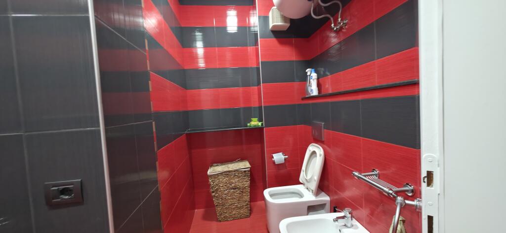 Jepet Apartament 1+1 me Qira te Stadiumi Dinamo.