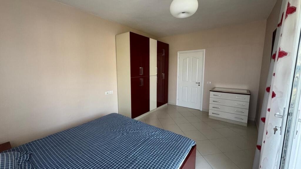 Vendesi appartamento tipo duplex  2 posti auto A Kodra e Diellit