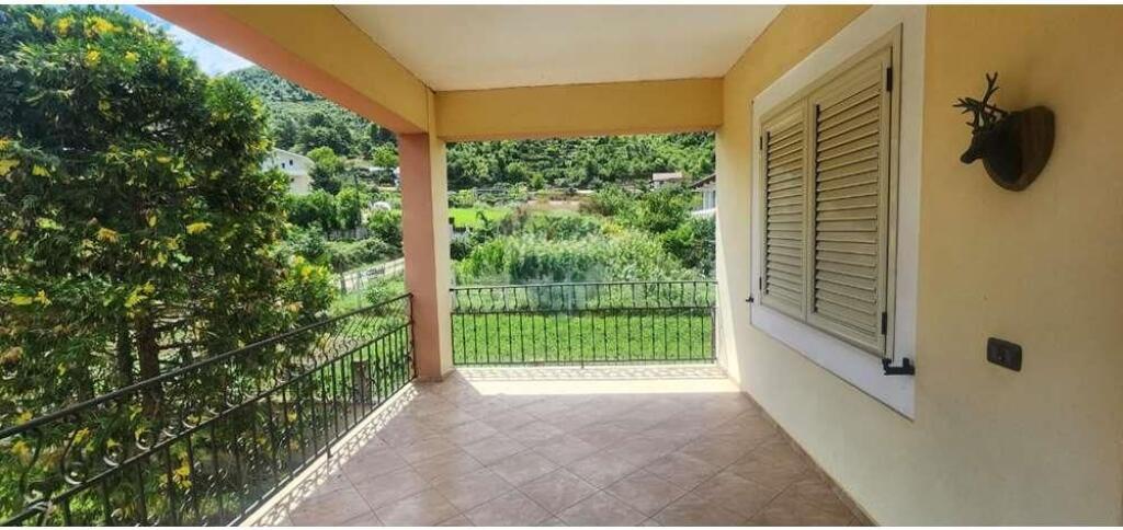 Vile ne shitje, Peze Helmas