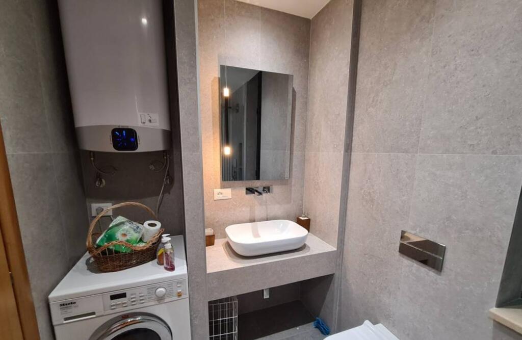 Apartament 2+1 për Qira pranë Liqenit Artificial – Pallati “Triangolo”🌆