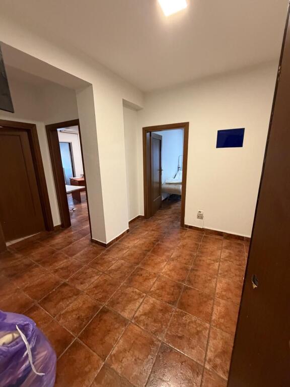 Myslym Shyri Jepet Apartament 2+1 Me Qera Per Zyra Ose Banim