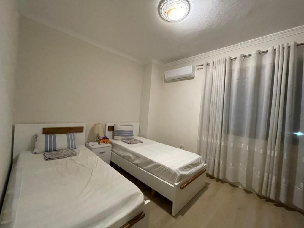 Apartament 2+1 per qira tek Komuna e Parisit.