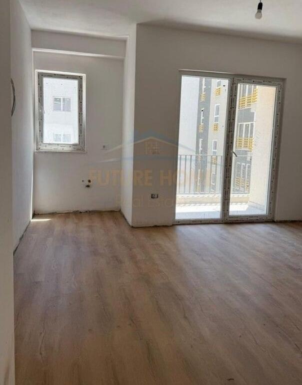 Qira, Ambient , Kompleksi Aura, Tiranë