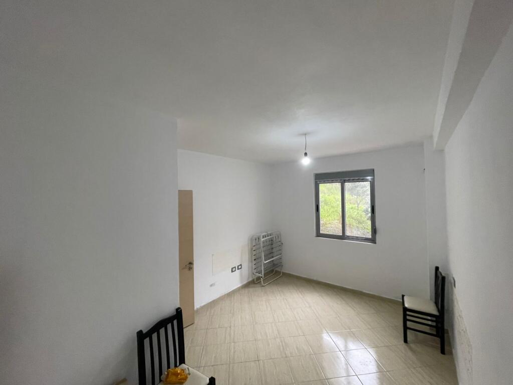 Shitet Apartament 1+1 – Shkëmbi i Kavajës, vetëm 100 m nga deti!