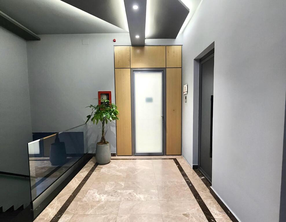 Zyre me Qera:📍 Myslym Shyri - Gjyk. e Larte (kt2) Pllt i Ri - Amb me Ndricim, Kondicioner || 490€/Muaj