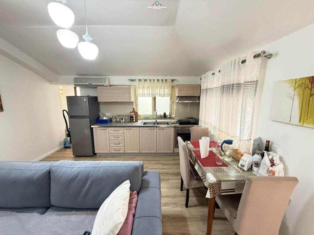 Vile Me Qera 1+1 Tek Komuna e Parisit (ID BV22547) Tirane