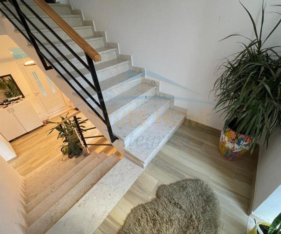 Qera, Vilë 2-Katëshe me pishinë, Farkë, Tiranë.