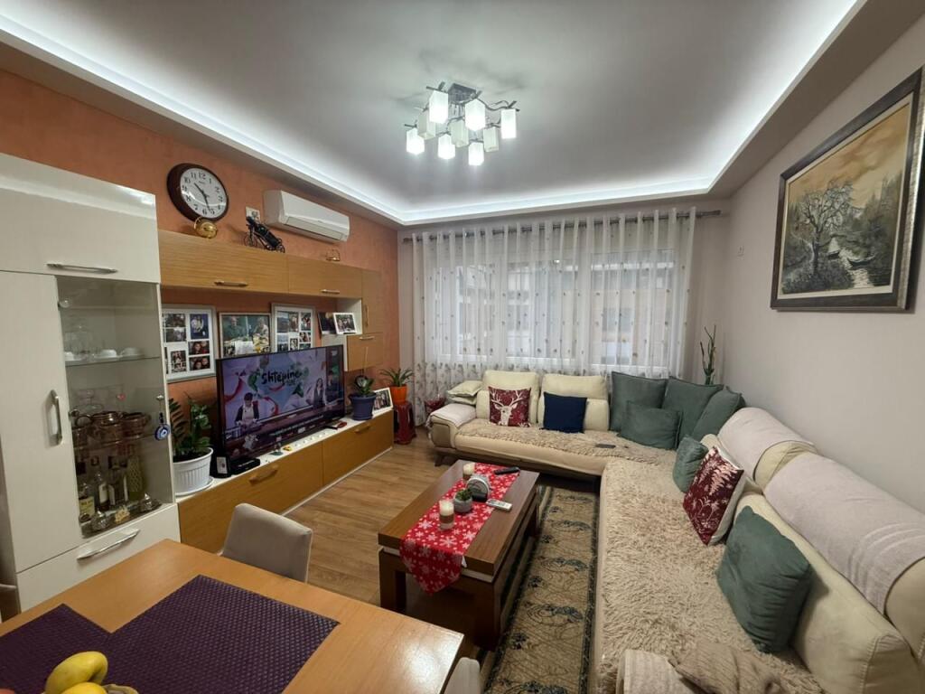Shitet Apartament 2+1+2 prane Bar Artisti , Astir !!