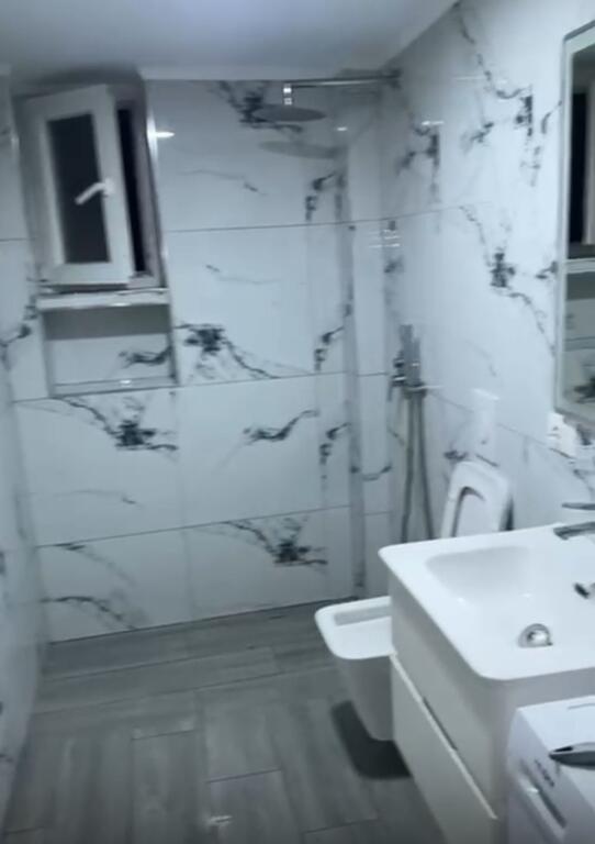 APARTAMENT ME QERA 2+1 STACIONI TRENIT 60.000 LEKE