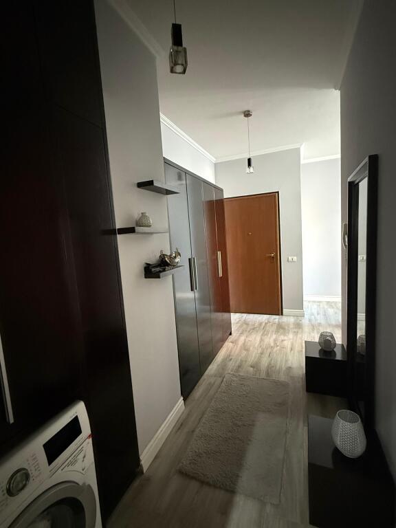 Shitet apartament 1+1 i mobiluar perballe Delijorgjit