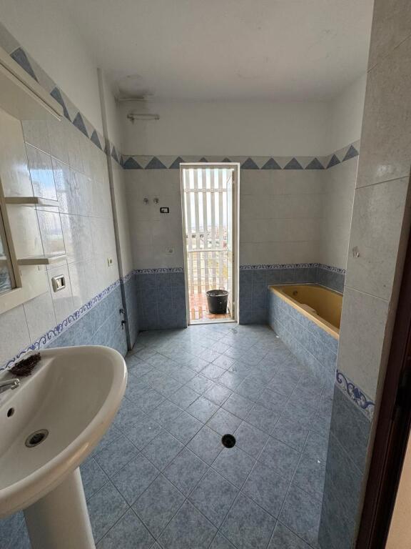 Shitet Apartament 2+1+2+2