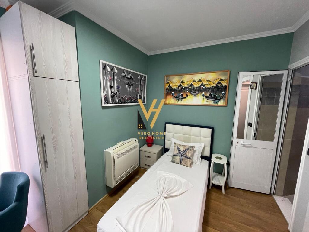 JEPET HOTEL ME QERA TE RRUGA E KAVAJES 3.500 EURO