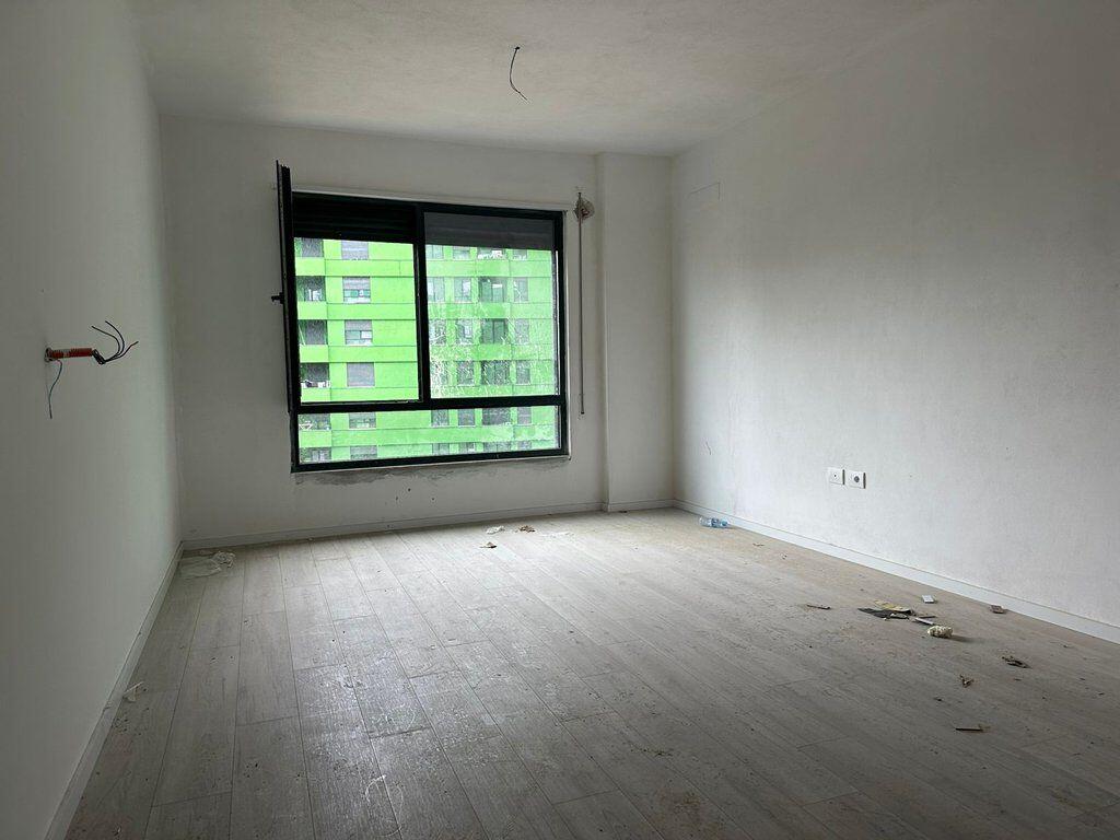 Apartament 3+1+2 për shitje në Rrugën 5 Maji 180,000 €
