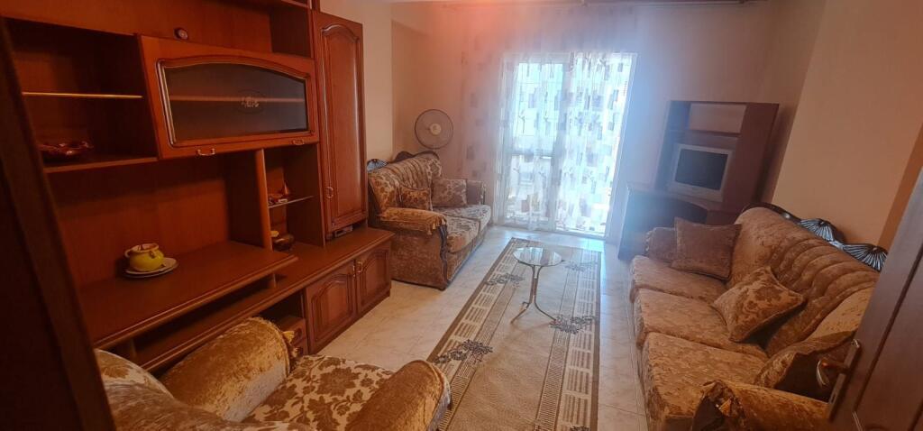 🏠 APARTAMENT ME QERA PRANË UNIVERSITETIT ZKM
