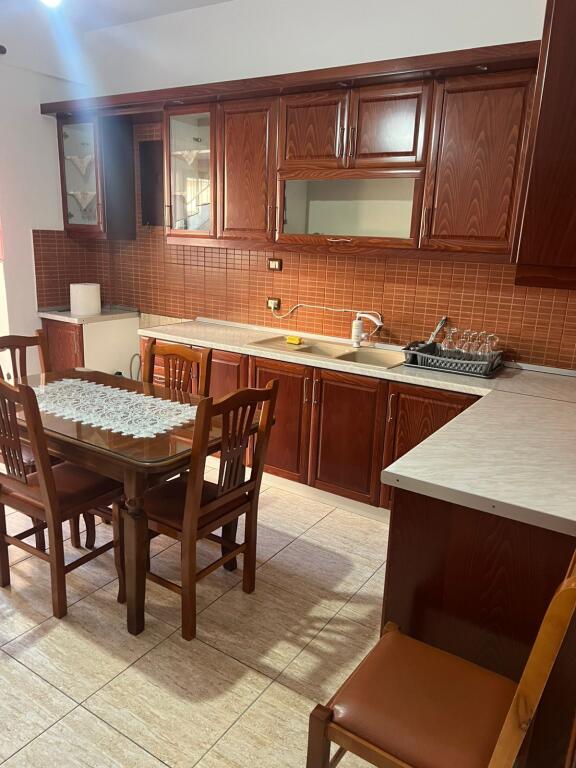 🏠Laprake,prane Cerdhes Nr.30 jepet me qera kati i II-te i nje vile,,2+1,i mobiluar 60,000 Leke