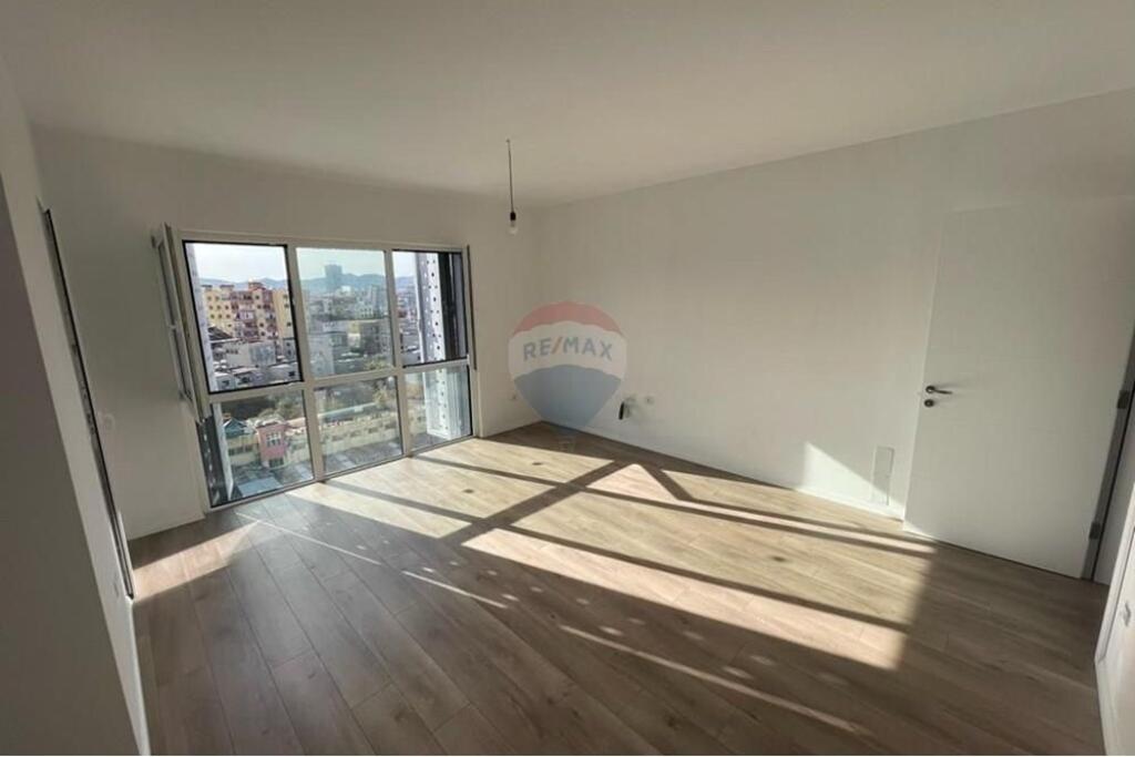 Shitet Apartament 1+1 tek 5 Maji