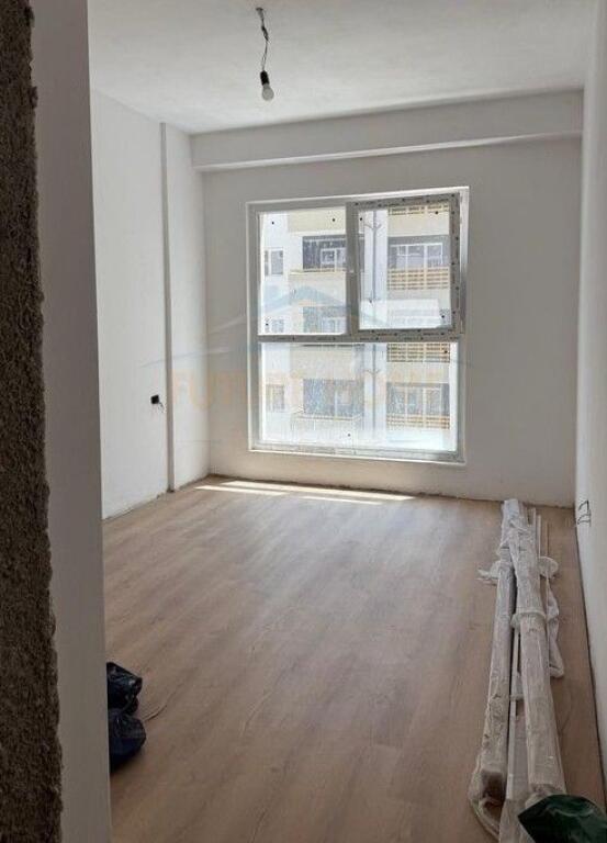 Qira, Ambient , Kompleksi Aura, Tiranë