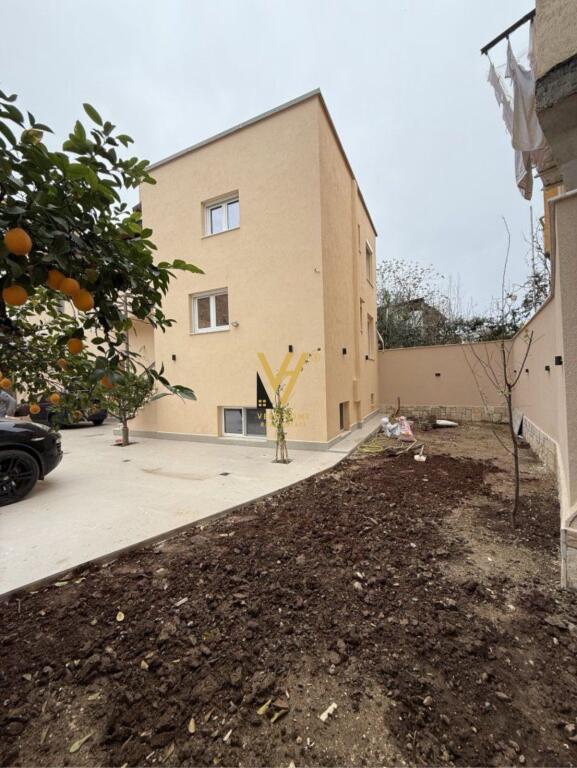 BUSINESS BUILDING FOR RENT 440 M2 ON NAIM FRASHERI STREET  200,000 LEKE