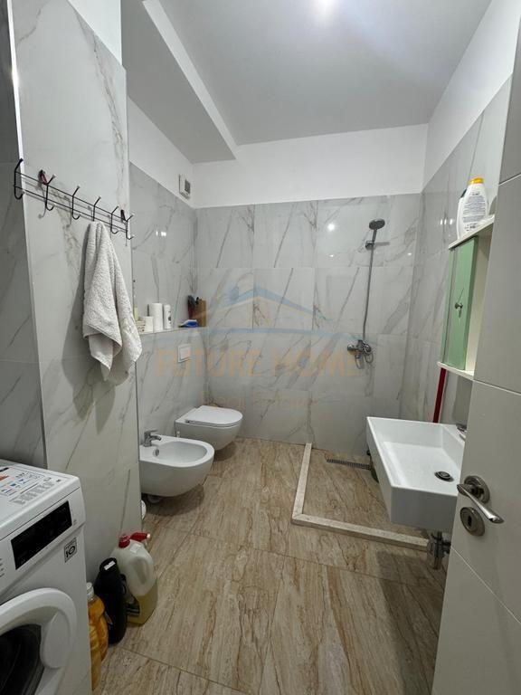 Shitet , Apartament 2+1+2+ Post Parkimi, Perballe UET ne Porcelan, Tirane