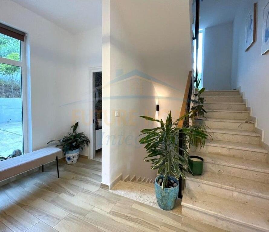 Qera, Vilë 2-Katëshe me pishinë, Farkë, Tiranë.