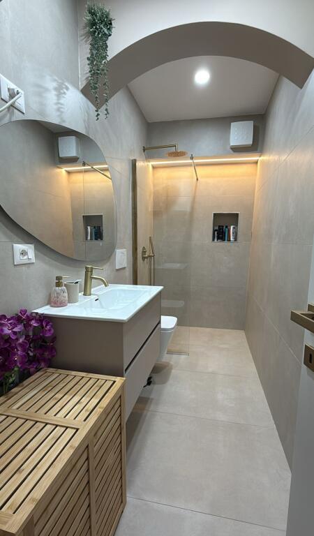 APARTAMENT 2+1 per SHITJE NE BLLOK TE KAFE ROMA  📍Pallatet agimi