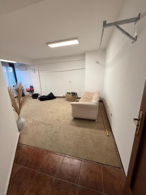 Myslym Shyri Jepet Apartament 2+1 Me Qera Per Zyra Ose Banim