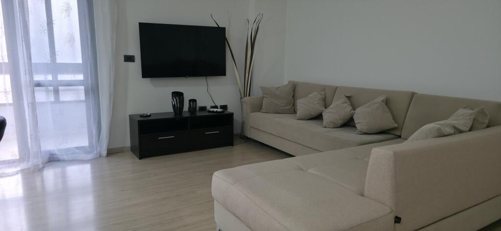 Jepet Apartament 1+1 me Qira te Stadiumi Dinamo.