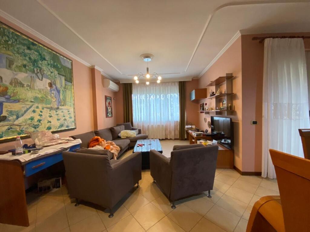 🏠 Jepet me qira apartament 3+1+2