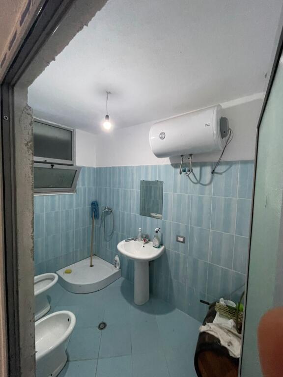 Shitet Apartament 1+1 – Shkëmbi i Kavajës, vetëm 100 m nga deti!