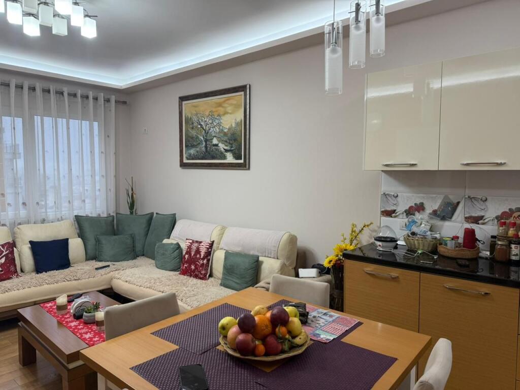 Shitet Apartament 2+1+2 prane Bar Artisti , Astir !!