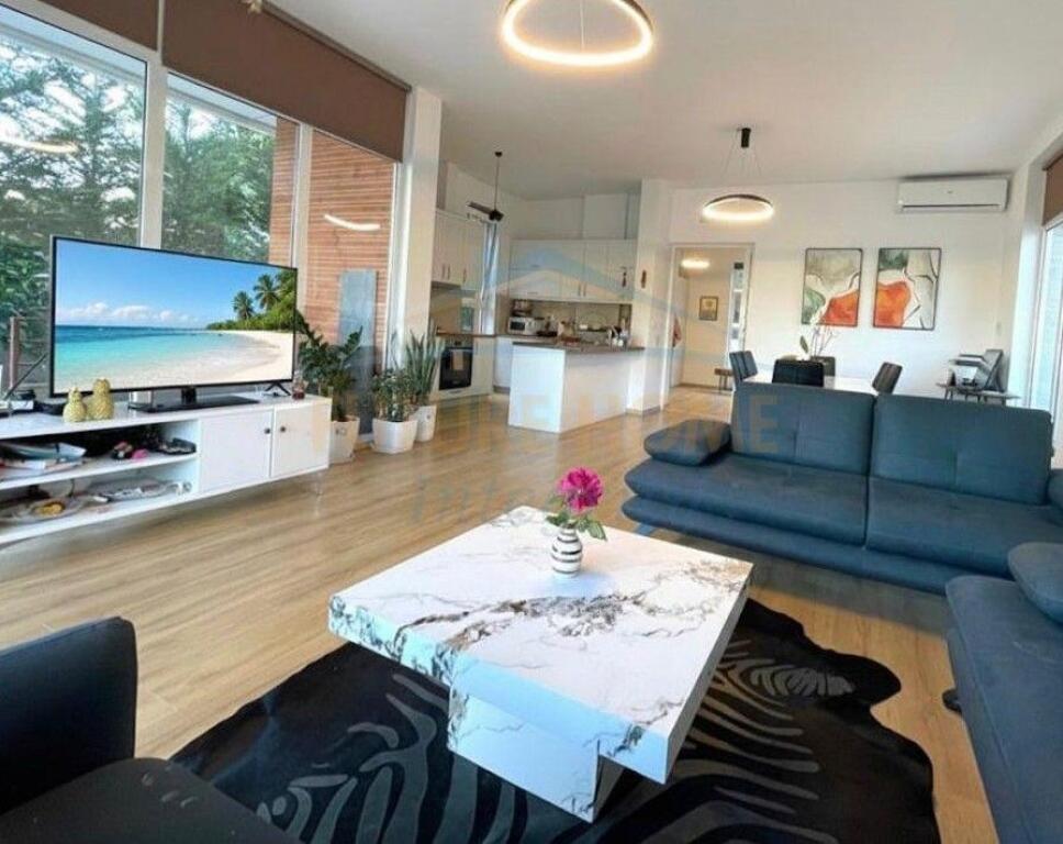 Qera, Vilë 2-Katëshe me pishinë, Farkë, Tiranë.