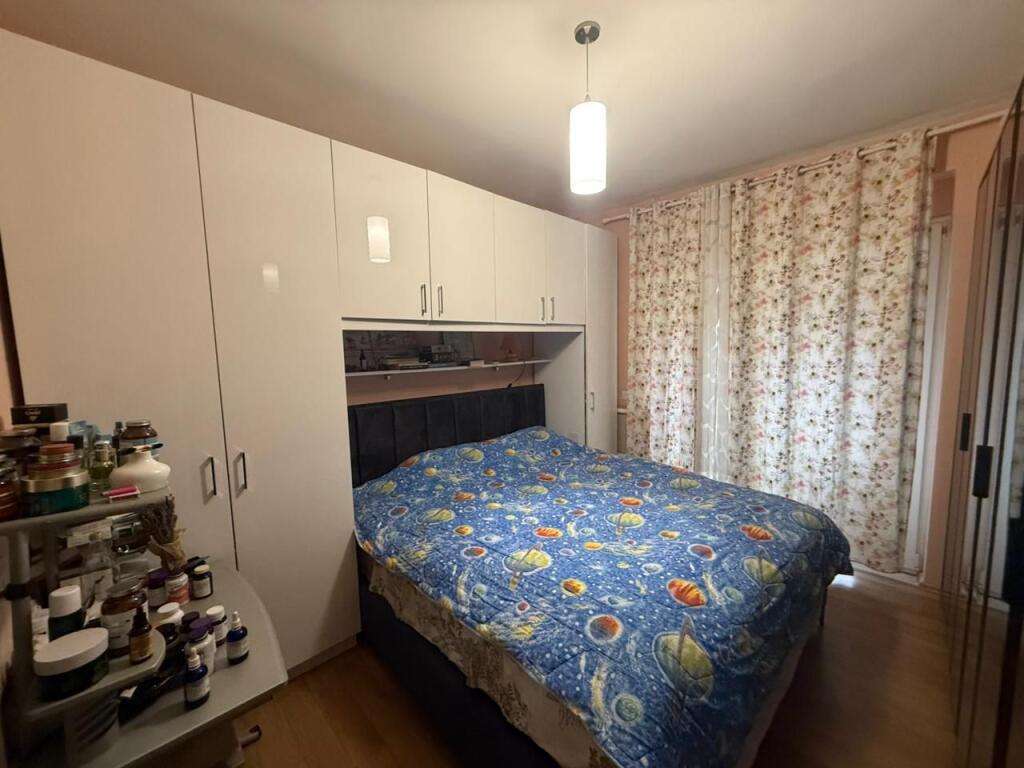 Shitet Apartament 2+1+2 prane Bar Artisti , Astir !!