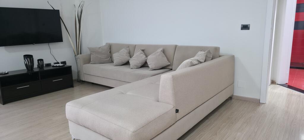 Jepet Apartament 1+1 me Qira te Stadiumi Dinamo.