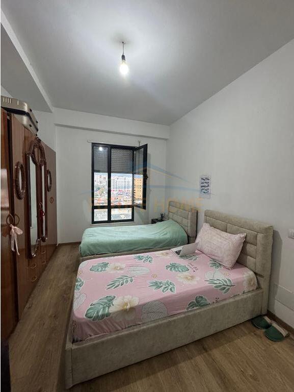 Shitet , Apartament 2+1+2+ Post Parkimi, Porcelan, Tirane