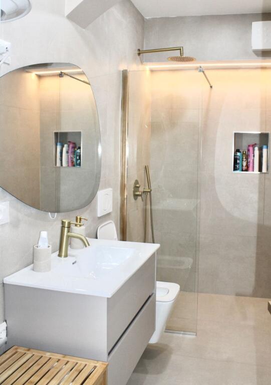 APARTAMENT 2+1 per SHITJE NE BLLOK TE KAFE ROMA  📍Pallatet agimi