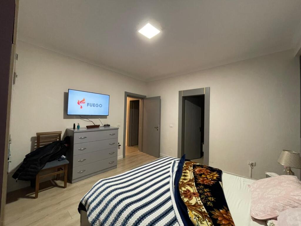 Apartament 2+1 per qira tek Komuna e Parisit.