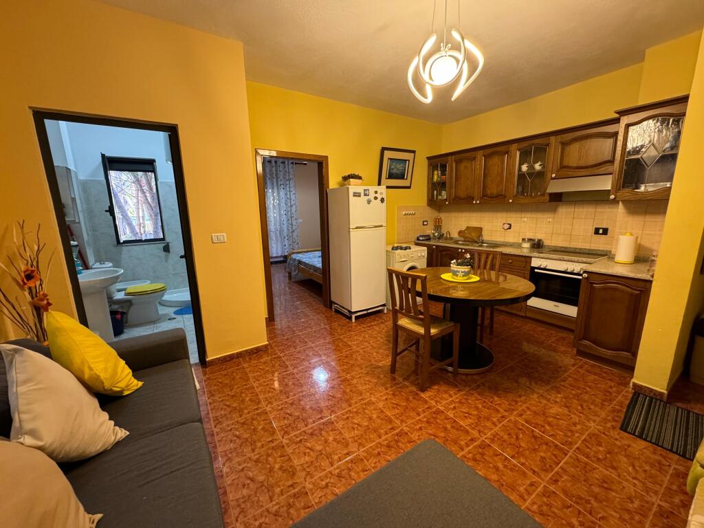 Jepet apartament me qera 1+1 shkembi kavajes