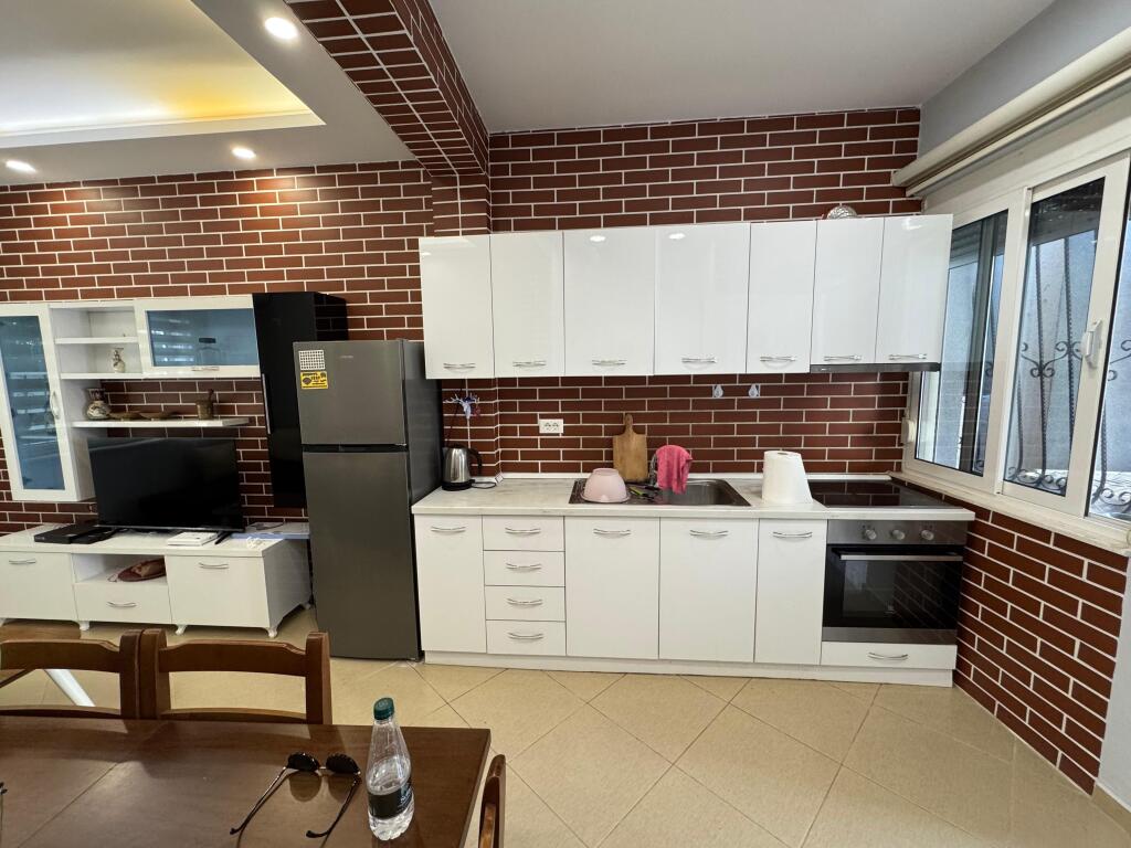 Jepet Shtepi Private me qera te Gjykata