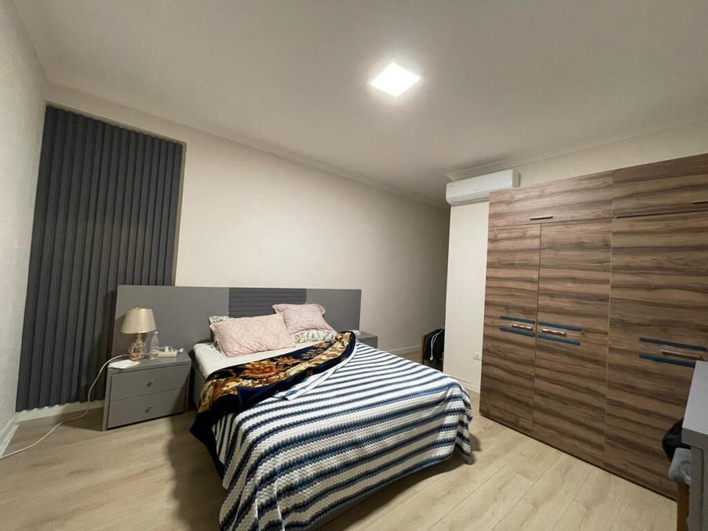 Apartament 2+1 per qira tek Komuna e Parisit.