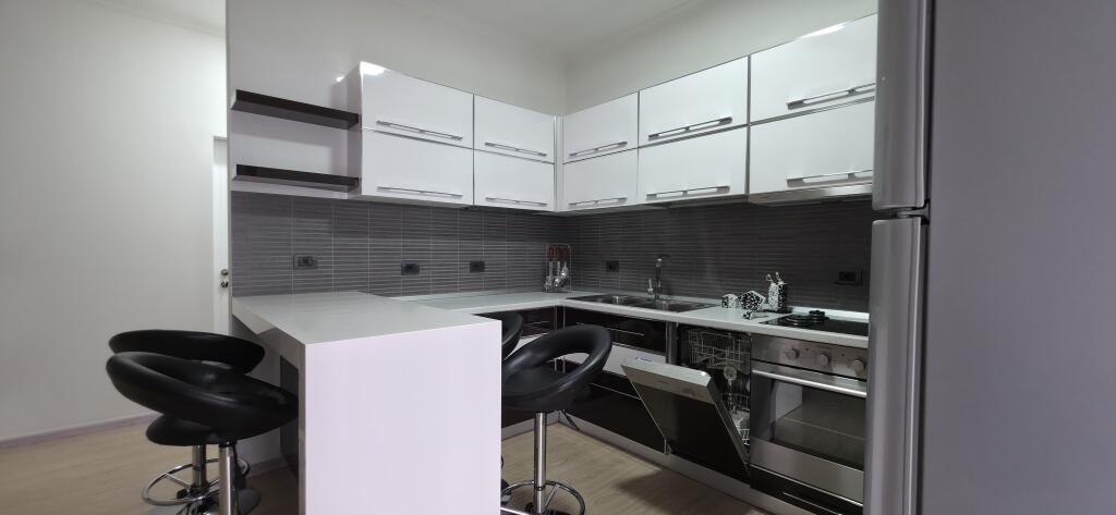 Jepet Apartament 1+1 me Qira te Stadiumi Dinamo.